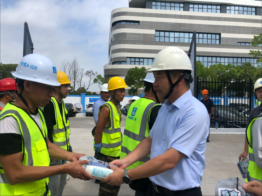 党委副书记、副校长李志鹏带队开展学校暑期安全生产检查并慰问坚守一线劳动者