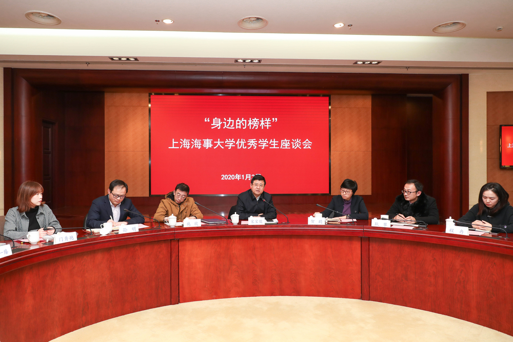 学校举行“身边的榜样”优秀学生座谈会