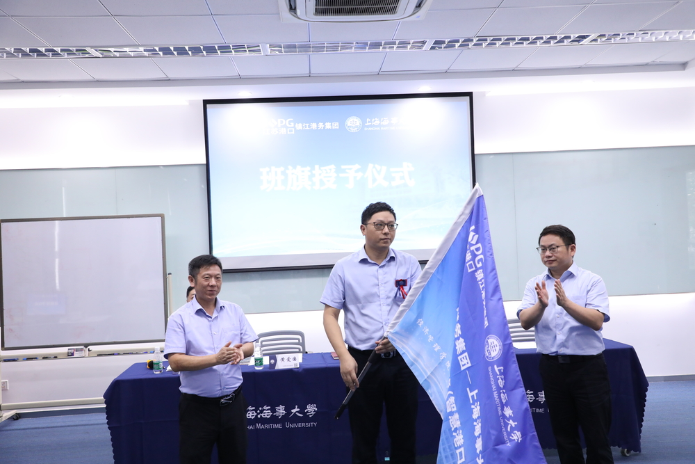 图片5：黄爱国部长、吴先华院长向学员代表王飞授予班旗