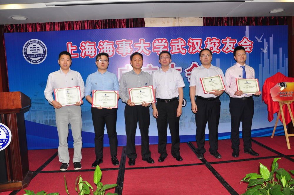 施欣副校长向校友会秘书长、副秘书长颁发聘书