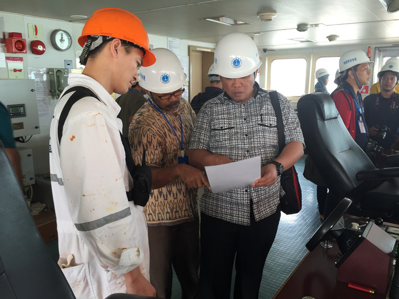 学员们参观“新南通”轮