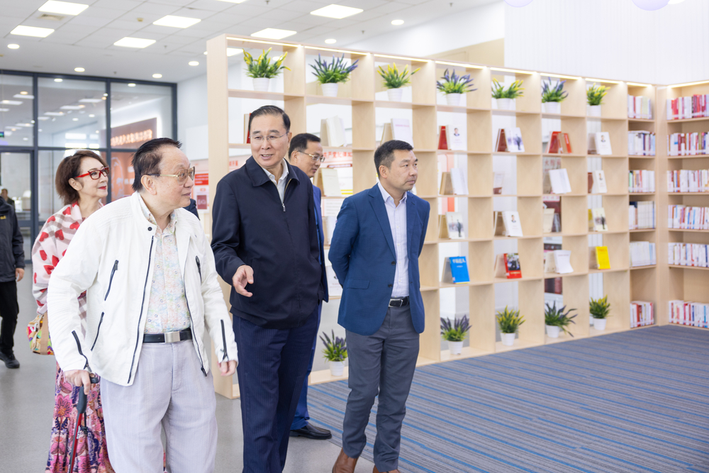 参观马克思主义专题图书馆