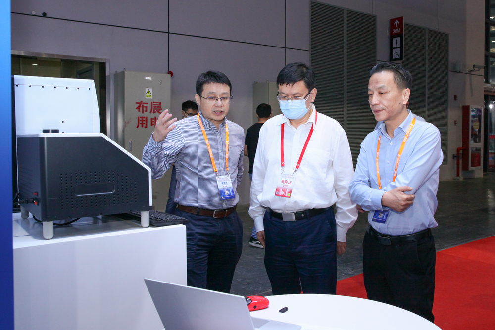 上海市教委王平主任听取严伟副校长介绍参展情况