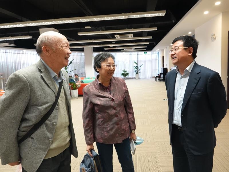 宋宝儒书记与老教授亲切交谈