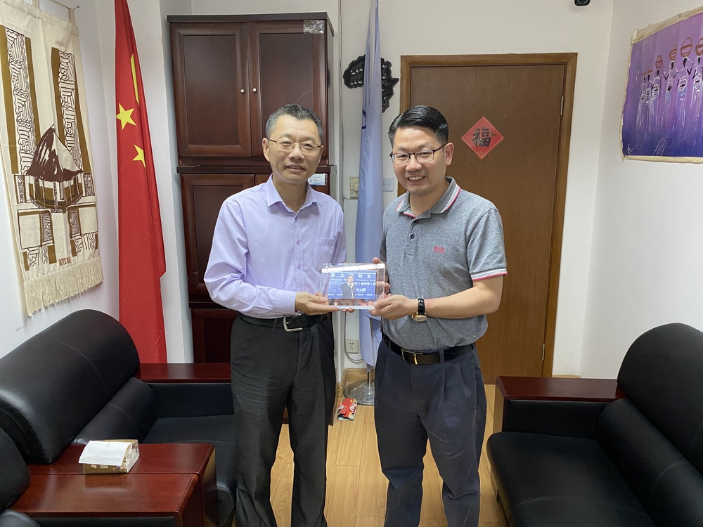 陆校长与何烈辉合影