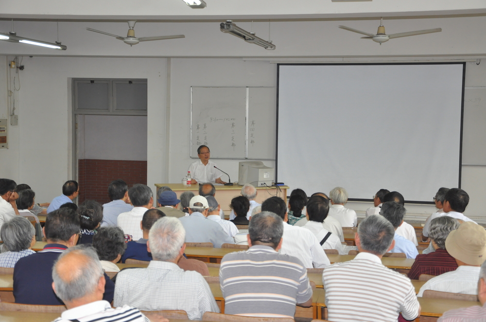 於世成书记向退休老同志通报学校发展情况