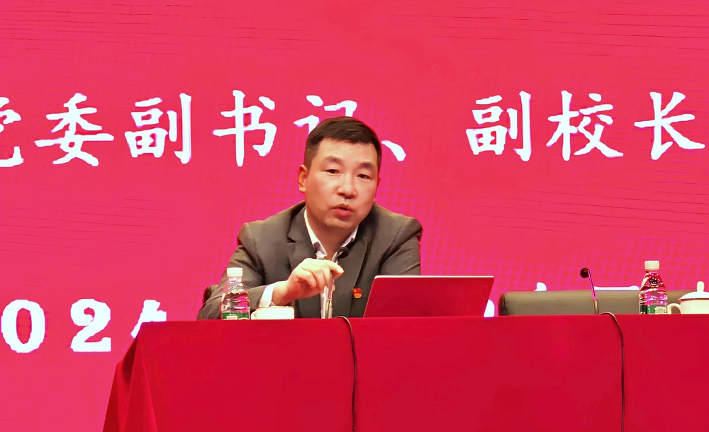 校党委副书记、副校长李志鹏向退休党员通报学校建设发展情况