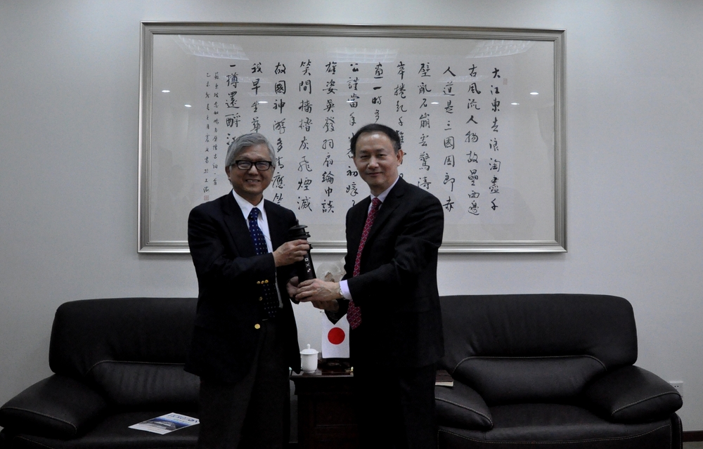 代表双方交换纪念品