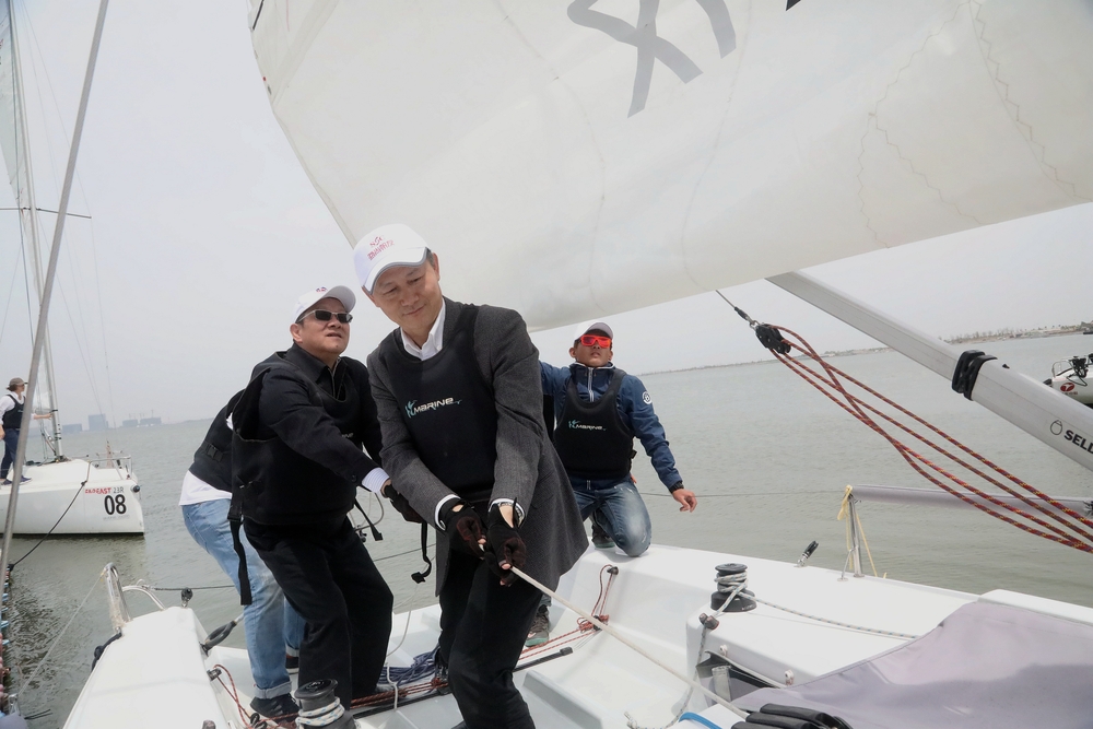 金永兴书记为我校帆船协会首航升帆