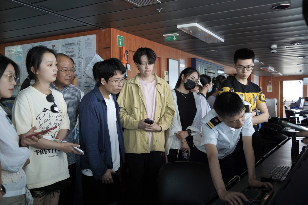 学生参观驾驶台