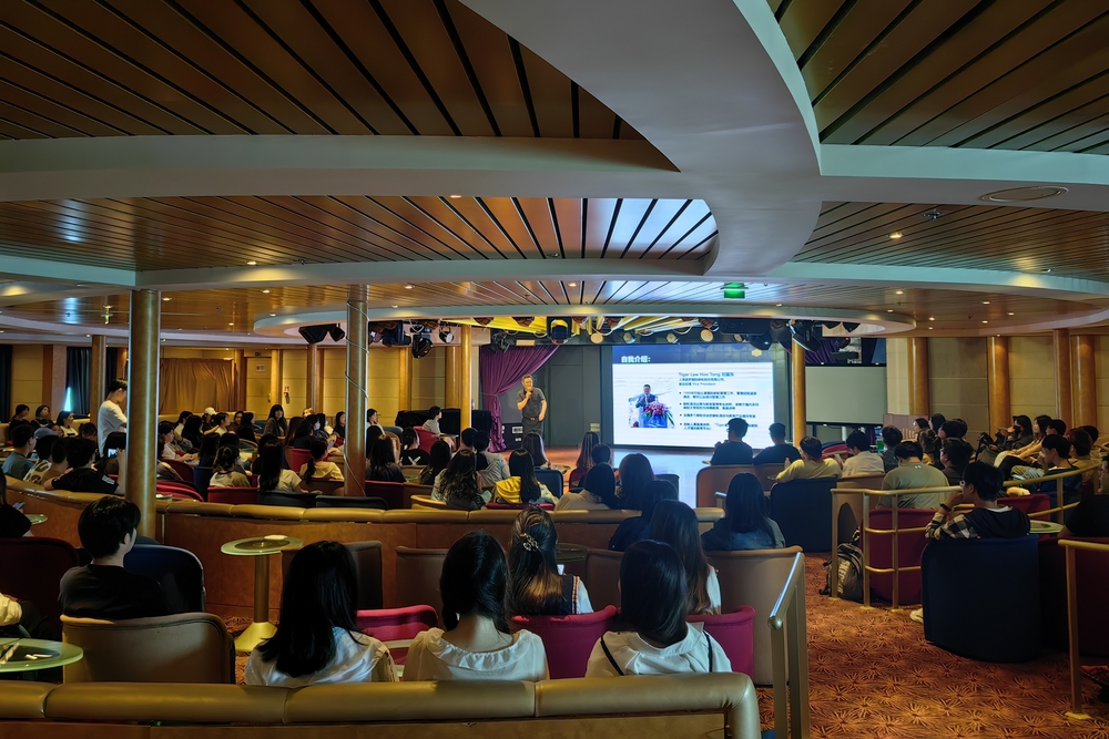 “蓝梦之星”号邮轮专家讲授港口和船舶知识