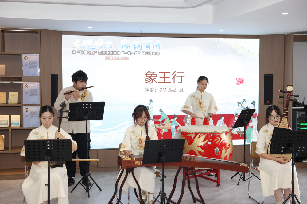 校民乐团演奏民乐《象王行》