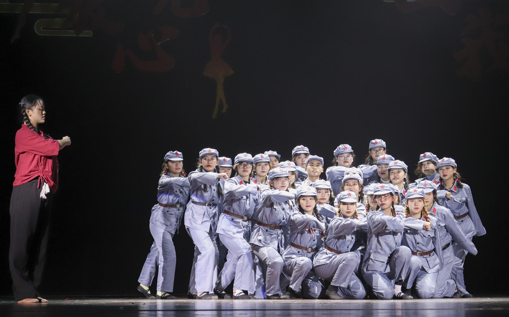 外国语学院《英雄赞歌》