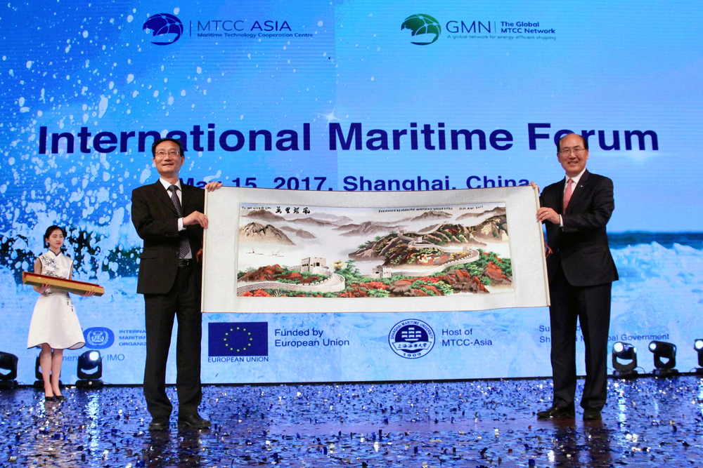 黄有方校长代表学校向林基泽秘书长赠送中国画