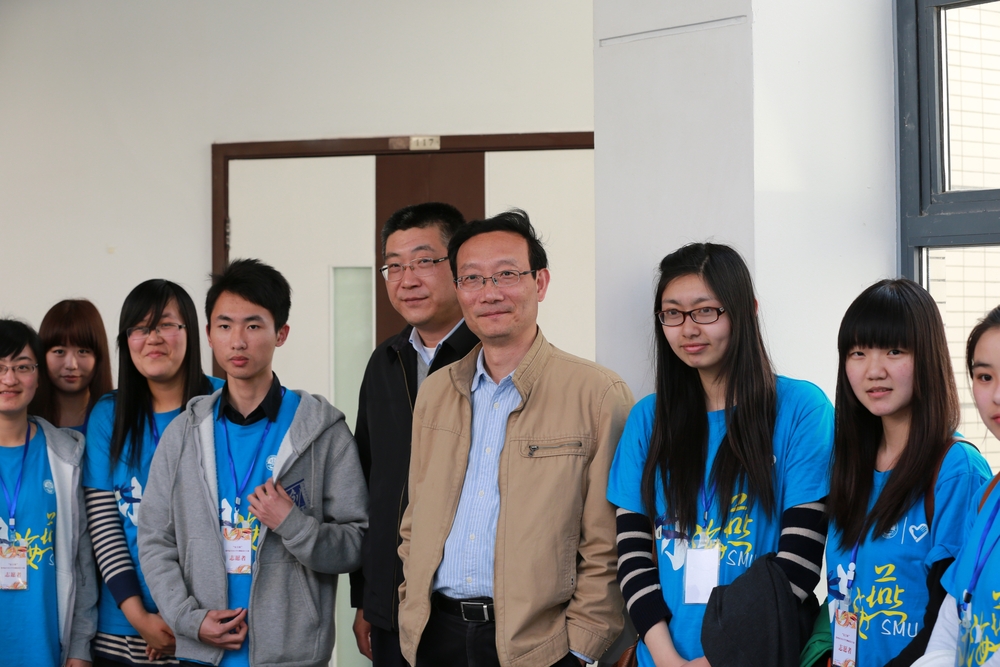 校领导与志愿者合影