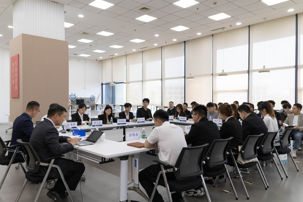 学校组织召开“扬青春之帆，踏时代之浪”青年师生座谈会