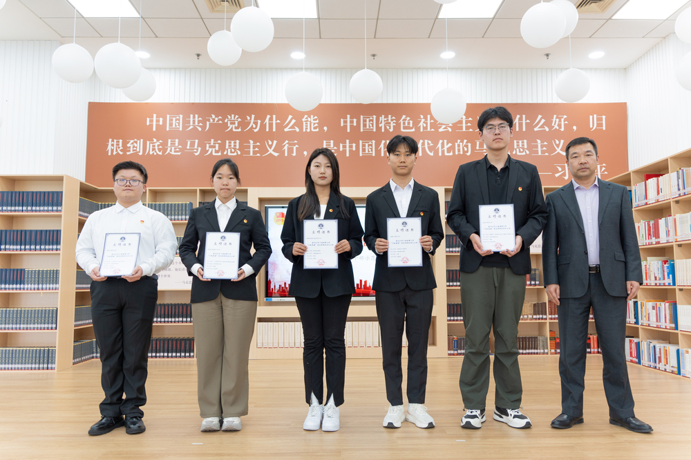  李志鹏副校长为“千帆竞渡”团支部特色项目立项优秀项目代表颁奖