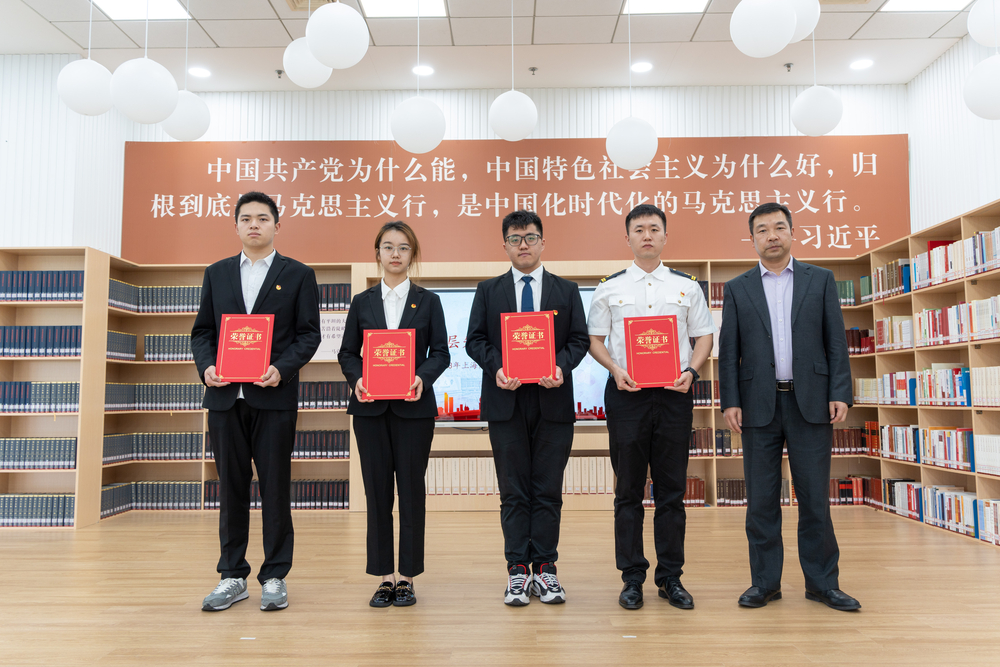 李志鹏副校长为2023年上海高校团干部示范典型代表颁奖