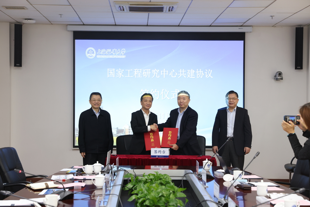 严伟副校长、徐卫东常务副主任签署合作协议