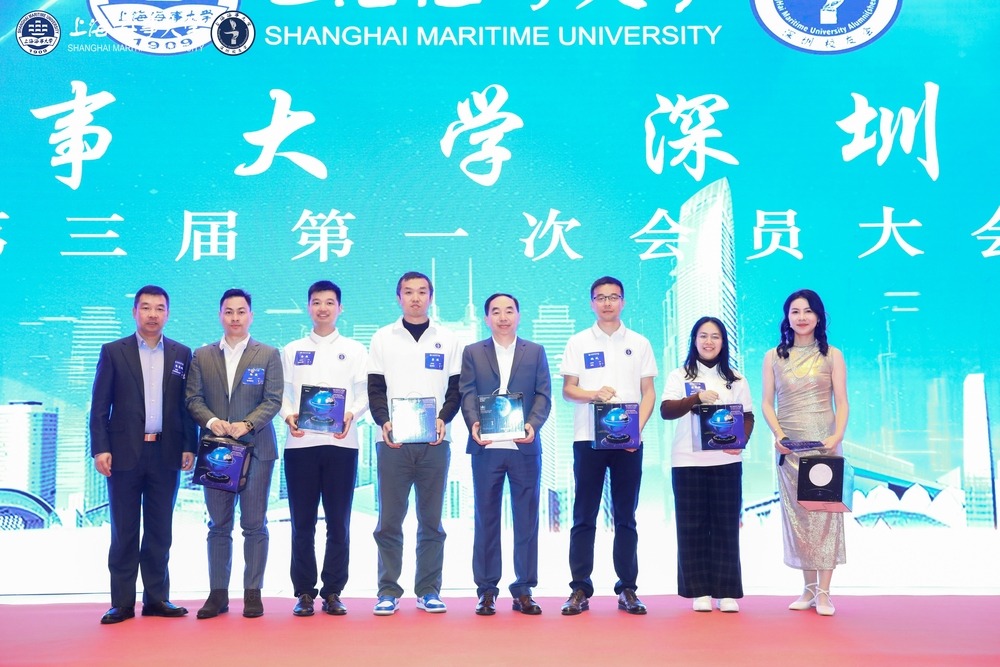 李志鹏颁发“优秀校友工作者”答谢证书