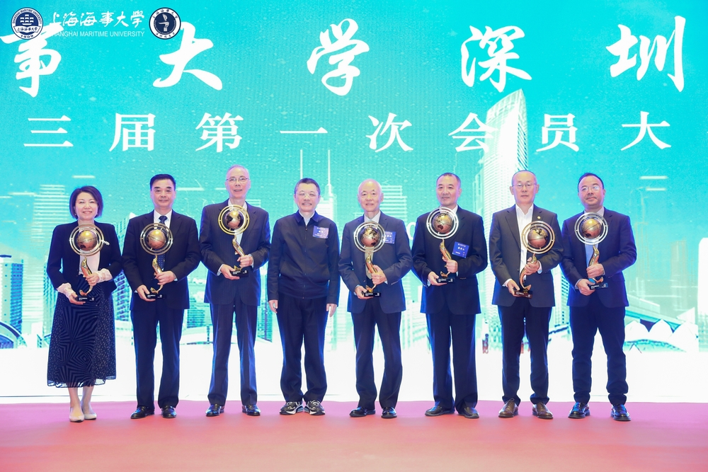 陆靖颁发“校友事业特别贡献奖”