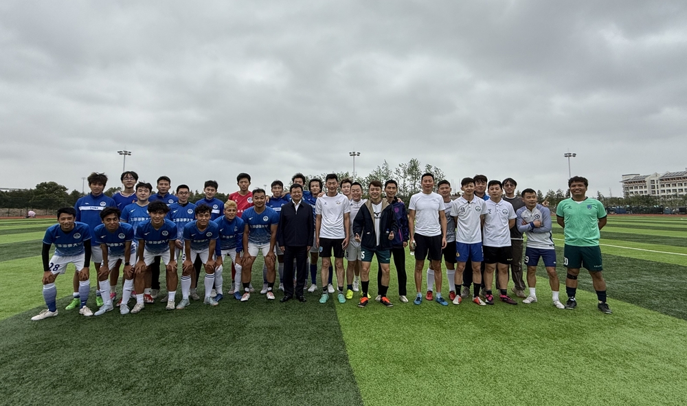 宋宝儒书记和足球比赛校友合影留念