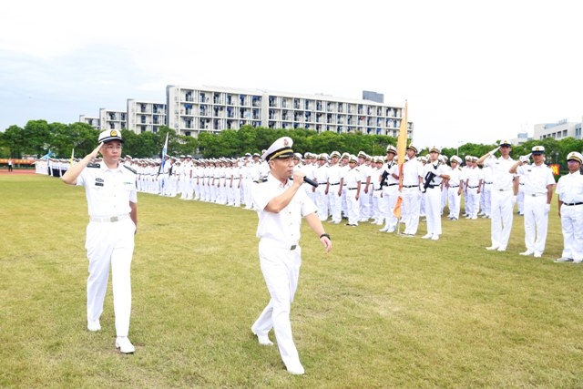 副校长王海威检阅方队