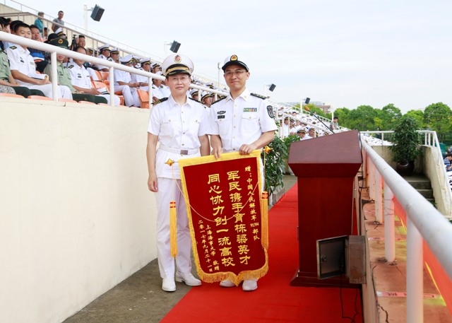 党委副书记、纪委书记门妍萍向中国人民解放军91394部队颁发锦旗