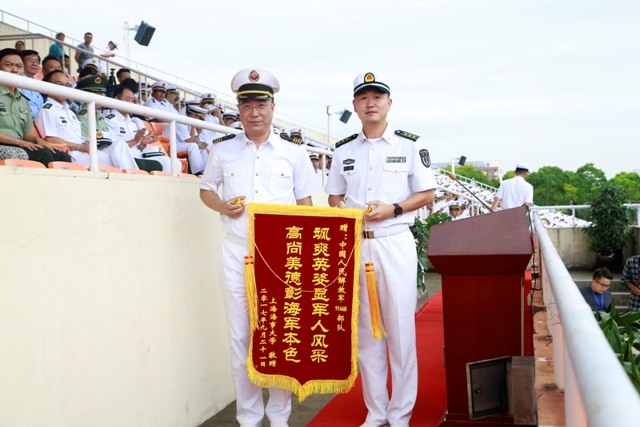 副校长杨万枫向中国人民解放军91668部队颁发锦旗