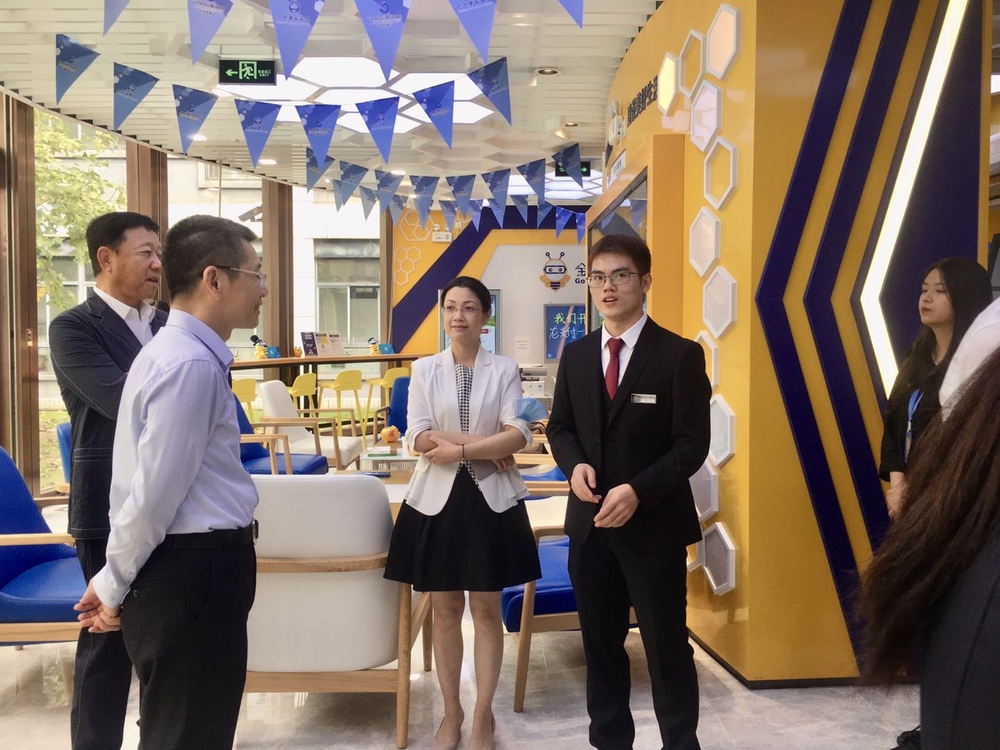 参观e银行实习基地