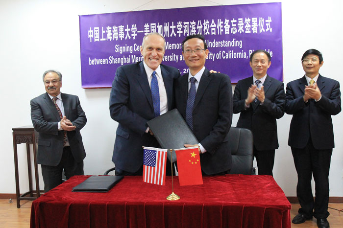 我校与加州大学河滨分校签订合作协议