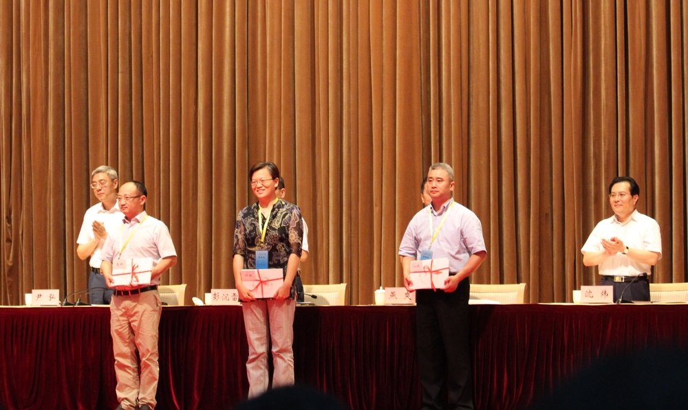 胡志武老师上台领荣誉证书