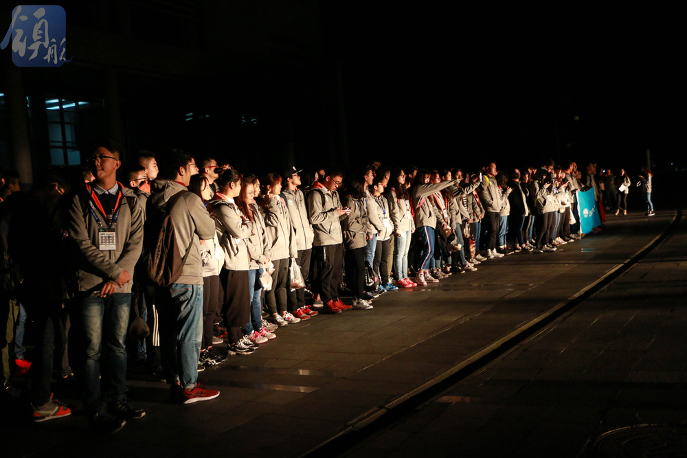 凌晨两点前等待大巴的志愿者们
