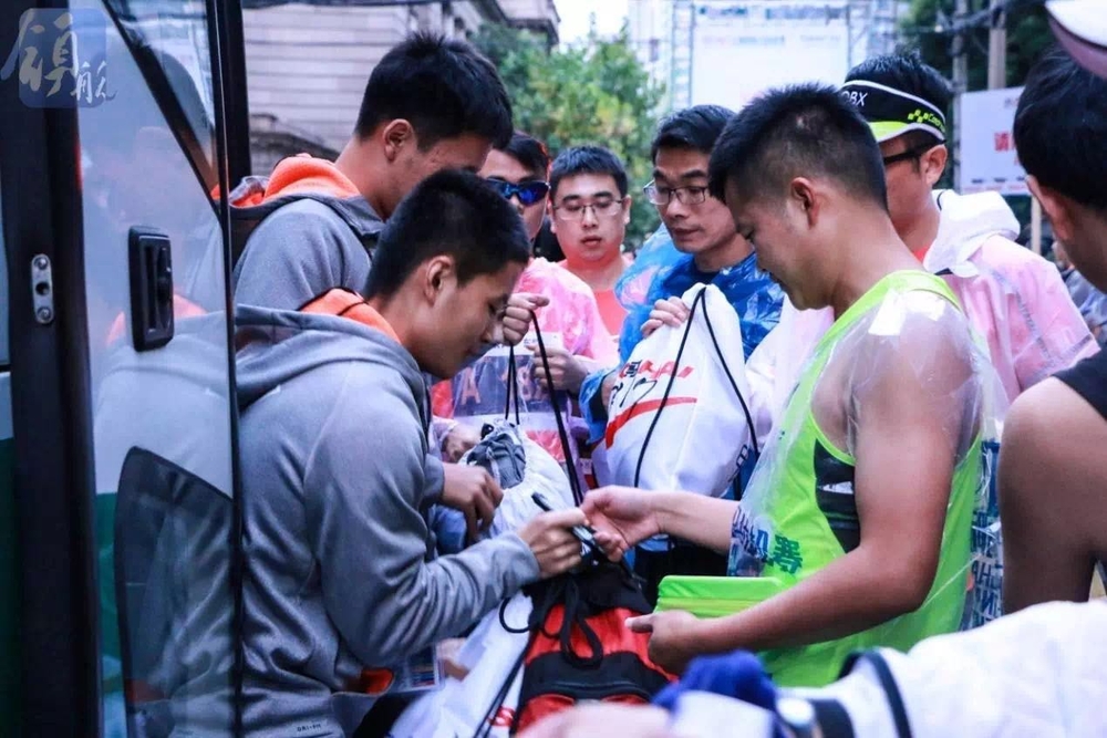 为选手们接包，依次放上座位