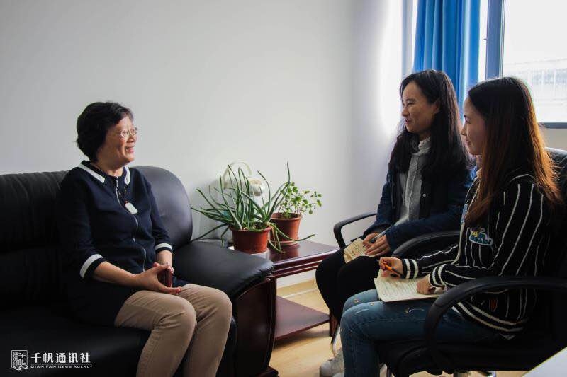 学生记者现场采访