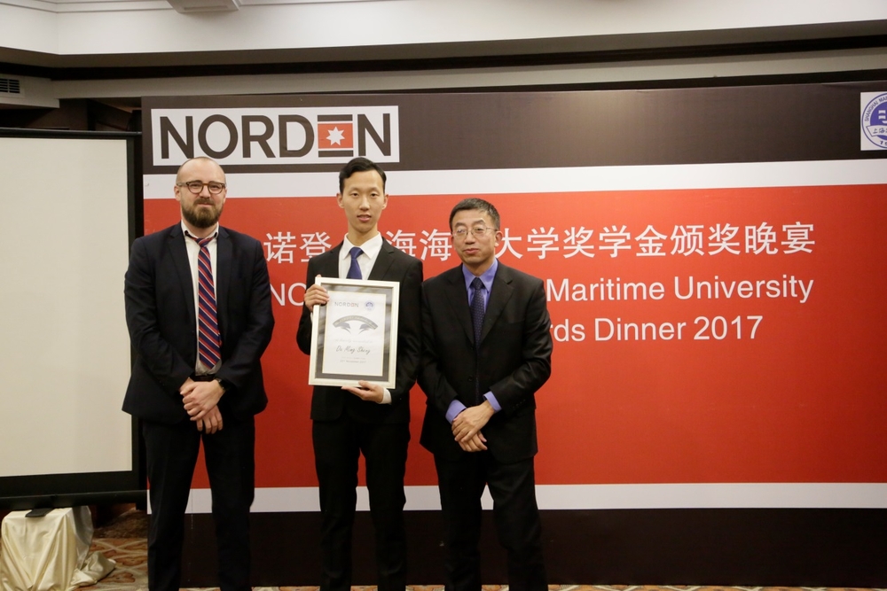 施欣副校长与严森总经理为我校获奖学生颁奖