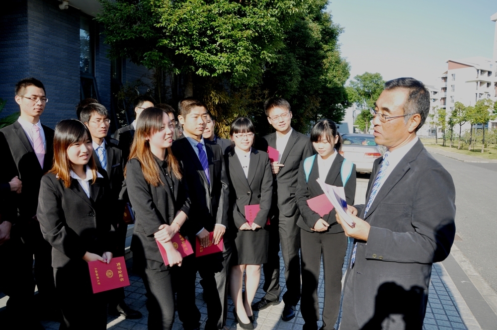 永井圭造总代表与获奖同学进行交流