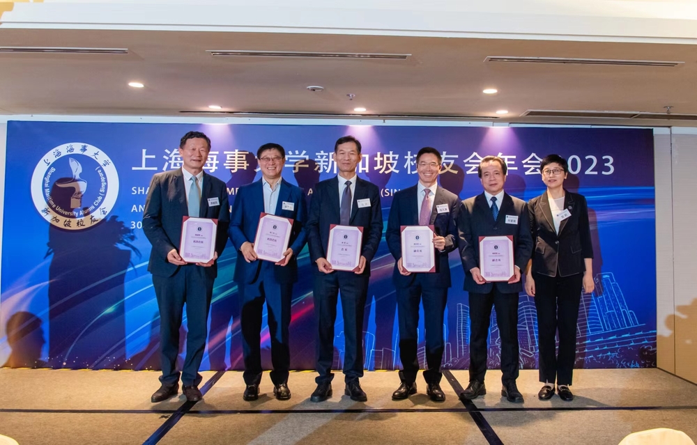 贺莉副书记为新一届理事成员颁发聘书