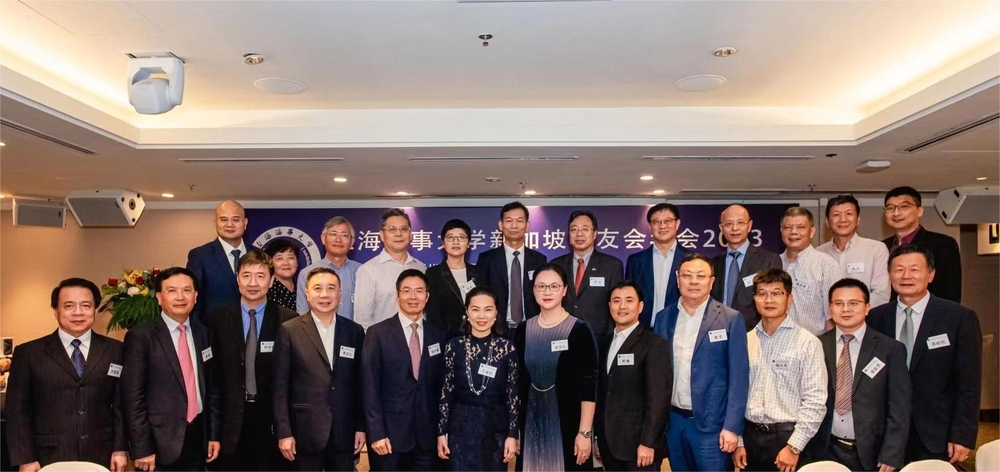 年会主礼嘉宾与新一届理事会成员合影