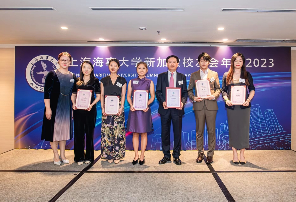 校长办公室副主任兼校友联络处副处长陈佳儿为新一届秘书处成员颁发聘书