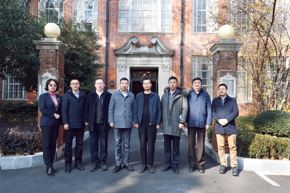 交流人员合影留念