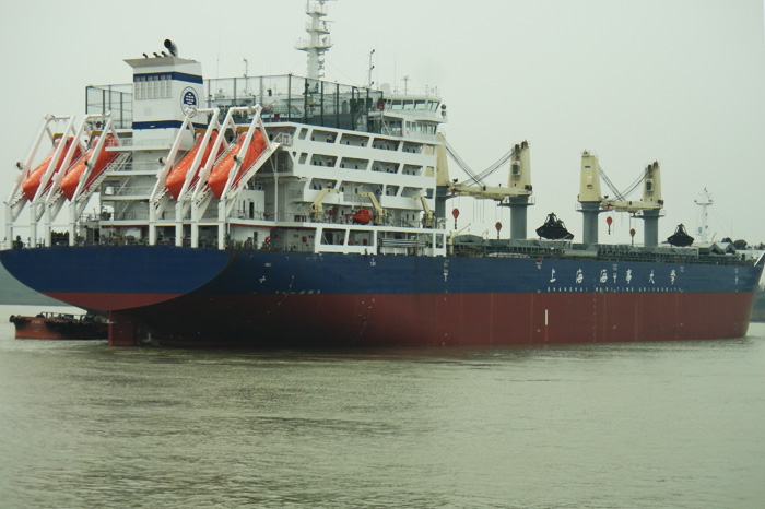 上海海事大学4.8万吨远洋教学实习船出海试航