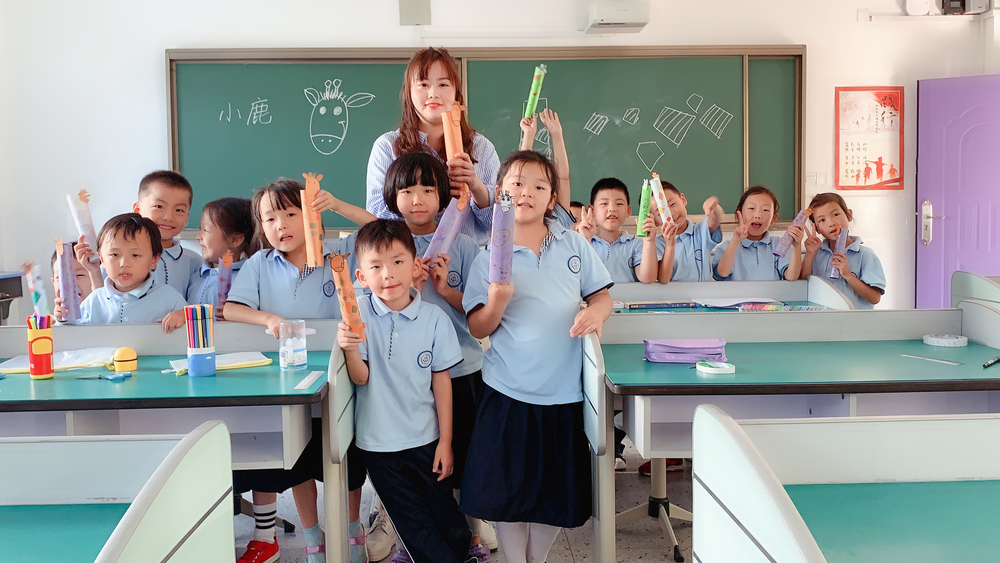 艺术学院战俊为建平临港小学开设《美术创意启蒙》素质拓展课