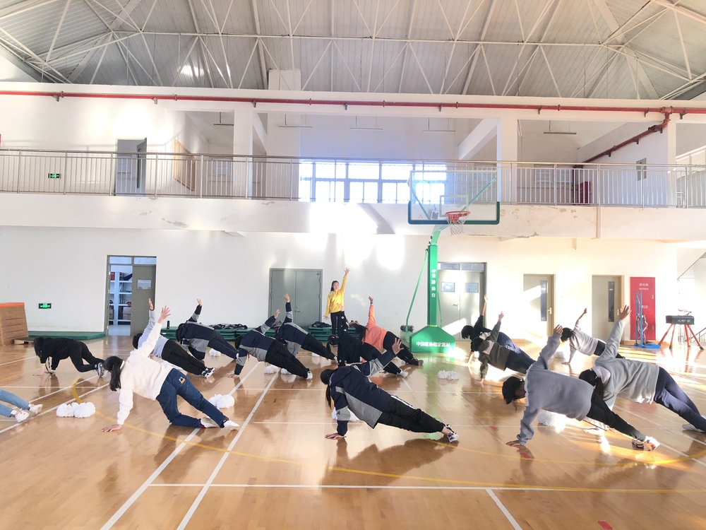 体育部党员教师郑茜指导临港实验中学学生啦啦操