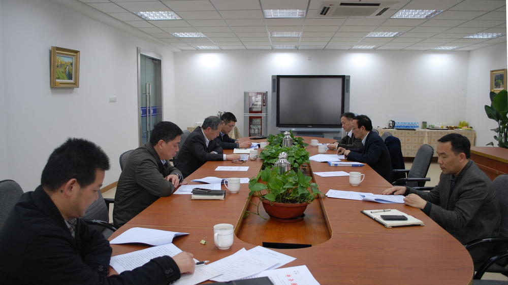 校党委举行常委学习会