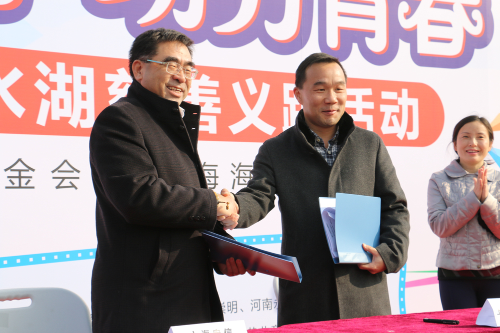 王海威副书记与北京宏信基金会理事刘建东代表双方进行了奖学金签约仪式