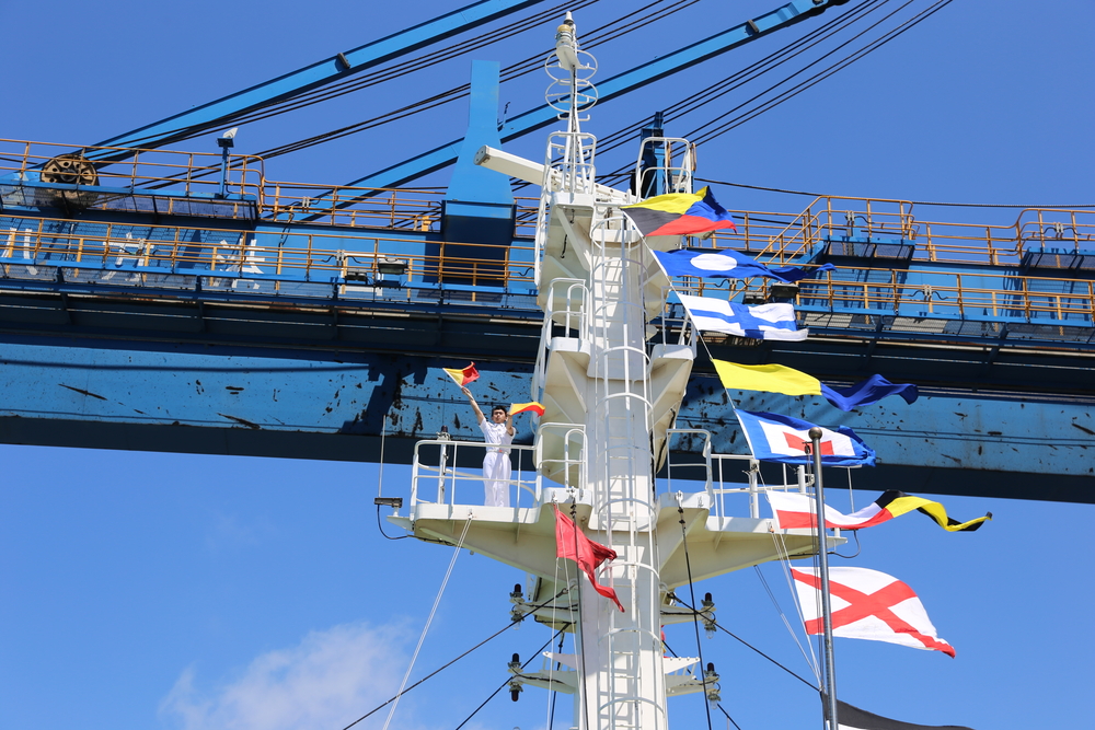 学生旗语展示“欢迎来到育明轮”