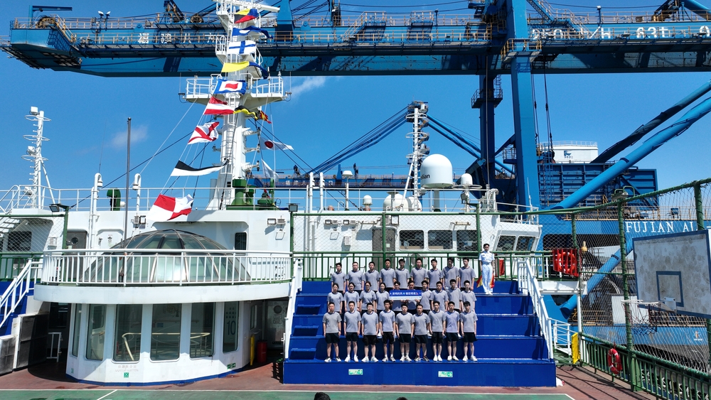 师生合唱航海经典歌曲《水手》