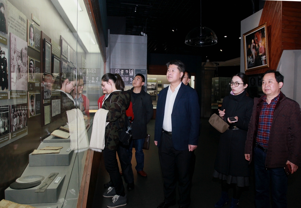参观校史馆
