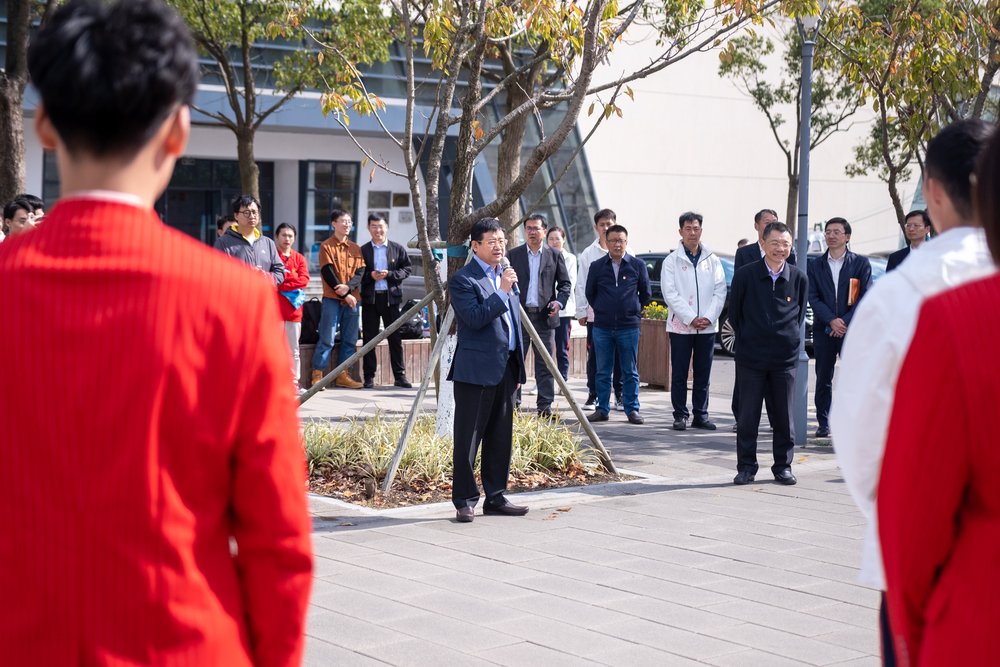 学校志愿者参加第四届中国国际进口博览会出征仪式